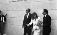 השחקנית והזמרת המפורסמת, ברברה סטרייסנד, עומדת בבניין החדש ללימודי יהדות שהיא תרמה.