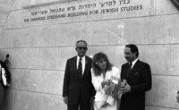 השחקנית והזמרת המפורסמת, ברברה סטרייסנד, עומדת בבניין החדש ללימודי יהדות שהיא תרמה.