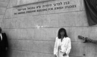 השחקנית והזמרת המפורסמת, ברברה סטרייסנד, עומדת בבניין החדש ללימודי יהדות שהיא תרמה.