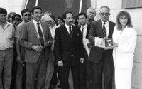 השחקנית והזמרת המפורסמת, ברברה סטרייסנד, עומדת בבניין החדש ללימודי יהדות שהיא תרמה.
