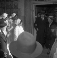 השר משה שפירא יוצא מביה"ח.