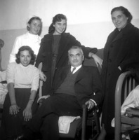 השר משה שפירא יוצא מביה"ח.