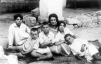ילדי ביה"ס עם המורה רחל.