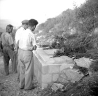 גילוי המצבה על קברו של תאודור באואר.