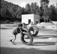 מגלגלים צמיג במדרון.