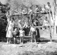 ילדי קב' "סלע" בגן הילדים עם הגננת.