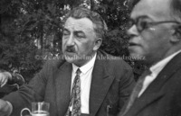 זאב ז'בוטינסקי וד"ר יצחק (איגנצי) שוורצברט בבית קפה בזמן הקונגרס הציוני הי"ז, באזל