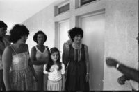 משפחה בריטית תורמת מעונות עבור קיבוץ תל יצחק.