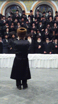 האדמו"ר מסדיגורה בחנוכת הקלויז .[הקלטת וידאו].