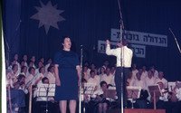 הופעה בבית בן ציון מקהלת עמק הירדן, סולנית אסתר לין, מנצח יקותיאל שור - חבר קבוצת כנרת מורה למוסיקה בבית הספר בכנרת ובאהלו.