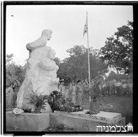 בחולדה, עצרת זכרון, 1949.