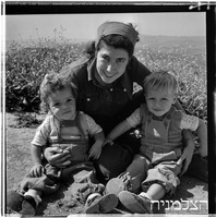 צילומי ילדים, מנרה, 5/1952.