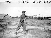 בתצלום משפחת וויסברג בכניסה לבית המגורים ברחובות, מימין: פריבה, הדסה בת דוד חיים, אביבה ורפאל מינקוב האיש של הדסה.