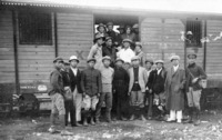 רוזה, עומדת בפתח קרון הרכבת, טיול לשומרון 1923