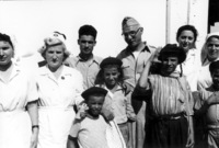 לפידות (במדים) וצוותו במחנה חאשד עם קבוצת עולים