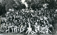 חג היובל 50 שנה תמונת ילדי וחברי בית השיטה, חלק התמונה בלבדיושבים מימין יונתן, יפעת ירחי, מירב בן גוריון, נורית ואלה אדר, שירי סלע, כנרת אורי, עודד ומאיה פורת, דליה צביק, זיו יוניש, מיכל פלד ולאה מרוז.