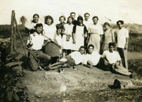 שנים ראשונות, פסח ראשון בקבוצה כתריאל כץ, יעקב רבינוביץ, ישראל גת, שרה ברשי, גרשון, יונה אלישברג, קיזרמן, ירדנה כהן, צימרמן, חיים הורביץ עם המטאטא, מאיר מוזס.