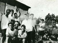 שנים ראשונות-בחדרה.מריפ טבצ'ניק, חיים הורביץ, ישראל גת, יעקב רבינוביץ, דוד מיכאלי, אברהם פיל, יודקה, יצחקלה כפכפי, מאיר מוזס - עומדים ליד הלול.