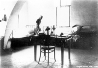 חדר מגורים בחצר כנרת קבוצת העלמות 1910