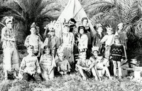 כיתת 'חצב' במחנה אינדיאנים עם זיוה ארנון, מיכה גולדמן, תמר ישראלי, שאול אורי, אסנת סלע, דני וקסמן, יואב ריכמן, אסף הגלעדימיכל בוכמן, יובל שמי,.