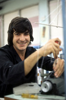 בחור במפעל תעשייתי