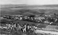 יוסף נוישולר עם חניכיו קב' אלון טיול בגלבוע. צילום אדם רובין, שנות ה-40