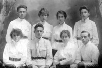 קבוצת "אחווה" לבוב-פולין, יולי 1920 לפני העלייה לארץ. עומדים משמאל: לונק צינדר, אולגה, נחמה משולם, יושבים: טושקה, לונק, חנה בלאושטיין, ארטק גוטליב.