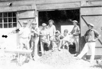 בניית רפת א' 1928, מימין: שלמה שמטרלינג, יוסף נוסבאום, ארטק שרייבמן, צבי יהלום, יצחק ויינפלד, זאב בלוך, סנדר פרוכטר, צבי נוימן.