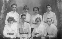 קבוצת אחווה בלבוב יולי 1920 עומדים משמאל: לונק צינדר, אולגה, נחמה משולם, יושבים: טושקה, לונק, חנה בלאושטיין, ארטק גוטליב