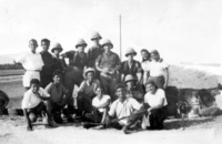 צילום מ בכניסה לאפיקים בעת טיול נוער המושבה 1937 נראים: השתיים מימן חברות בהכשרת הנוער העובד בזכרון שעלתה לאלומות. עם 6 חיילים בריטיים במאורעות 1936. עומדים עמנואל יזרעאלי יהושע כבשנה. יושבים: שולמית כהן, שבתאי אברמסון, חנה כהן, אבנר כבשנה, מתניה אברמסון, מוליק יזרעאלי