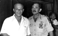 דב לא זונח את קישוריו המוזיקלים ומקים לראשונה בצה"ל את מקהלת פיקוד ההדרכה. בתצלום נראה דב עם שלמה קפלן בכנס הזמרייה הארצי.