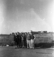 כמה חברי גבעת ברנר ליד מבצר אנטיפטרוס על הירקון