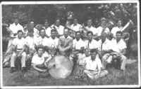 התזמורת החדשה 1941 עומדים מימין לשמאל: חומי זרחי, אברהם חביניסקי, גדעון רובינסקי, איתן אבידוב, יעקב בנימיני, יוסף גרבר, עמוס ינאי, אריק נחמקין יושבים מימין: חיים פרוידנברג, משה לויט, בנימין אלקנה, עמוס הורביץ, המנצח יצחק פלדמן, ראובן לוין, מנחם דרומי, מיכה בן ברק. יושבים על הדשא: זאב תמיר, דינה יהודאי.