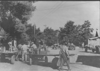ע"י תחנת הדלק יוסף בלוך, בניה זרחי, אברהם אנגל, מימין משולם מונק.