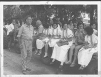 הכוהנים בתהלוכה שבועות 1962דורית פלד, רינה מונק. אהרון בן ברק. אברהם עמר נשען על הטרקטור.