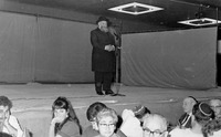 חנוכת חדר האוכל: רב נשר מברך.