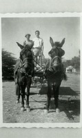 נערים נוהגים בפרידות בחצר דגניה ב'.